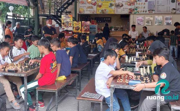 Geliat Catur Anak Surabaya