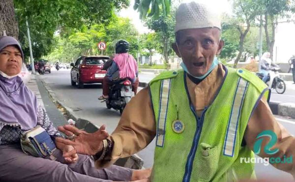 Suprapto pengatur lalu lintas di Graha Amerta