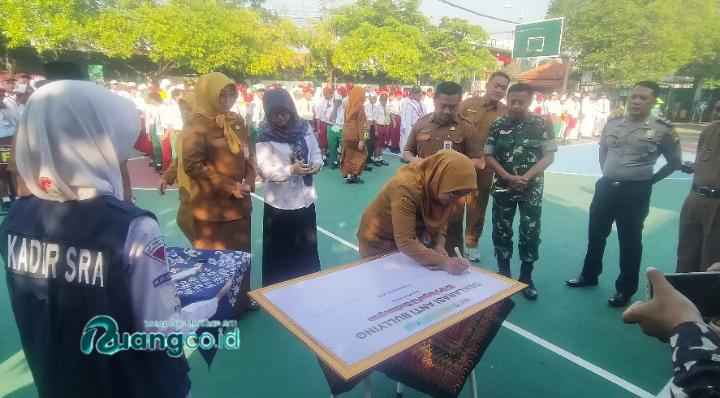 Doc Ruang.co.id: Plt. Kadindikbud Sidoarjo, Dr. Netti Listiningsih, menandatangani deklarasi Anti-Bullying saat membuka MPLS di SMPN 1 Punggul, Kec. Gedangan, pada Senin (13/7/2026)
