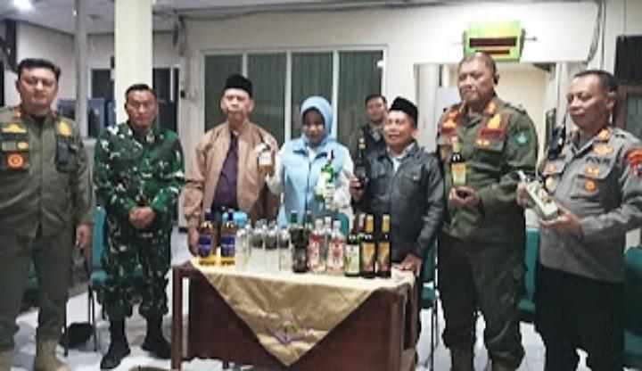 Wabup Sidoarjo Mimik Idayana beserta aparat gabungan Satpol PP dan dari Forkompimka Jabon berhasil mengamankan puluhan miras kemasan botol dari lokasi razia warkop remang - remang