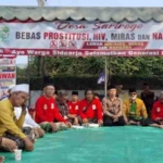 Puluhan warga yang tergabung dalam Forum Peduli Sarirogo Sidoarjo, usai Salat Jumat menggelar doa bersama, sebelum makan penggerebekan dan penutupan tiga toko distributor pengecer miras.