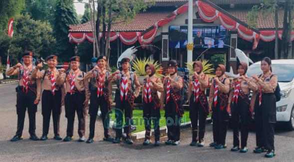 Sebagian kelompok kontingen Jamnas asal Sidoarjo, berkumpul di Pendopo Delta Wibawa untuk mengikuti prosesi bupati melepas keberangkatannya (Din) 