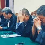 Sutarjo, paling depan, dan para penasihat hukum 7 terdakwa klaster 2 Entalsewu tengah mendengarkan pembacaaqn tuntutan JPU Kejari Sidoarjo. (Din)