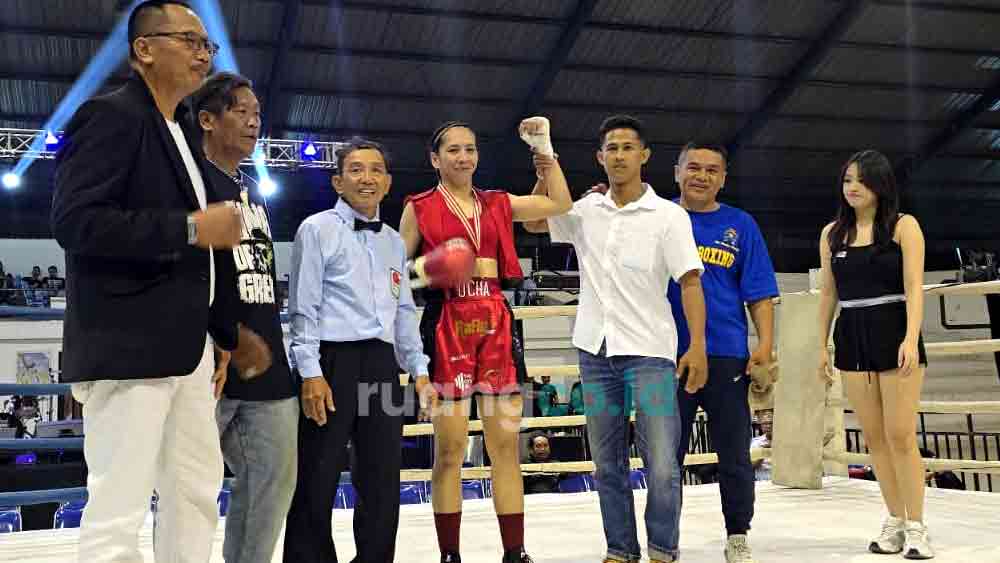 Dary Rafly Alifyanto, Promotor event boxing (Baju Putih) usai menyematkan medali pada pemenang