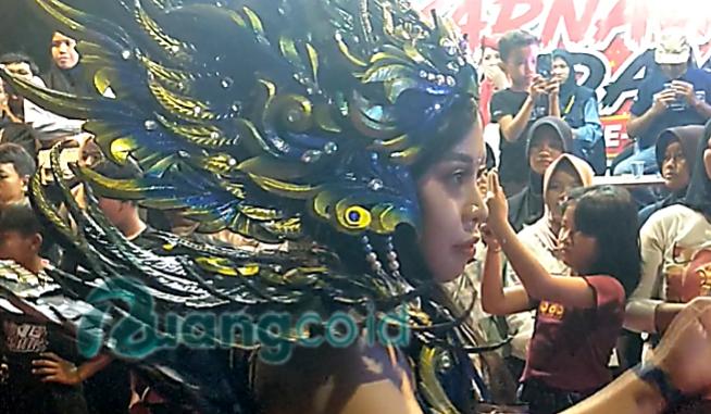 Salah satu perform (penampilan) dengan cosplay budaya kelompok RT/RW peserta karnaval budaya di panggung utama seberang Balai Desa Kedungbanteng, Kec. Tanggulangin, Sidoarjo. (Din)