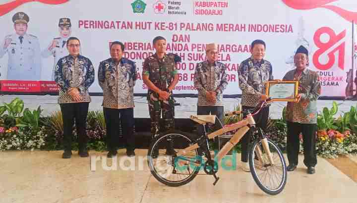 Bupati Subandi bersama Ketua DPRD Abdillah Nasih dan Pejabat Forkompimda Sidoarjo menganugerahkan penghargaan dan cinderamata kepada ratusan relawan pendonor darah masyarakat Sidoarjo dari yang Ke- 50 hingga Ke- 125 kali, di Pendopo Delta Wibawa Sidoarjo, pada Sabtu (10/9/9/2026). (Din)