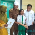 ZR bocah kelas 6 SD tangan kanannya mendapat bantuan dari Baznas Sidoarjo berupa sambungan tangan palsu beberapa hari kemarin, dan kini kesedihan ZR terobati untuk bisa kembali bersekolah (Din)