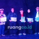 Dekesda bersama DPRD dan Dispendikbud Sidoarjo menganugerahkan penghargaan kepada seniman penggagas Darjonesia Dance Festival 2026 dan para seniman koreografi nasional (Din)