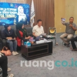 Audiensi para korban rentenir talangan The Tomy sang Mafia Tanah, mengadu ke Lia Istifhama, untuk bawa ke Senayan. (Din)