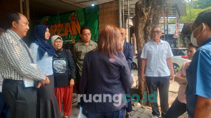 Sidang PN (Pengadilan Negeri) Surabaya di tempat lokasi sengketa yang dihadiri para pihak dan majelis hakim, di Jemursari 8 No 130 dan 131, Wonocolo, Surabaya, Rabu (9)9/2026)