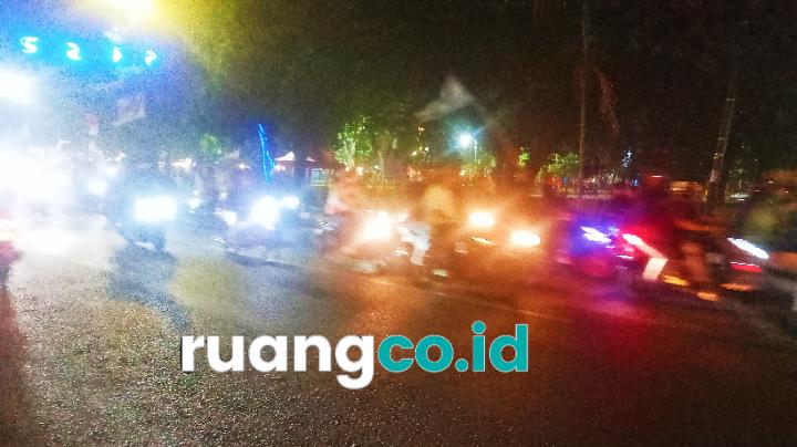 Ratusan warga Sidoarjo lainnya melakukan konvoi kendaraan bermotor di Alun - Alun dan sekitarnya sebagai luapan kegembiraan atas kemenangan squad timnas Garuda melawan squad Thailand di Final FIFA ASEAN Cup 2026. (Din)