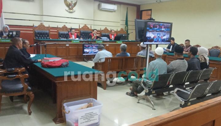 Saksi Umi Chalsum, notaris yang menangani transaksi IJB dan AJB Kasus Korupsi Tanah Gogol Tetap Desa Mulyodadi, Kecamatan Wonoayu, Sidoarjo, kembali dihadirkan di persidangan Pengadilan Tipikor Surabaya, atas permintaan majelis hakim di luar berkas perkara dakwaan Slamet Priyanto Eks Kades Mulyodadi. (Din)
