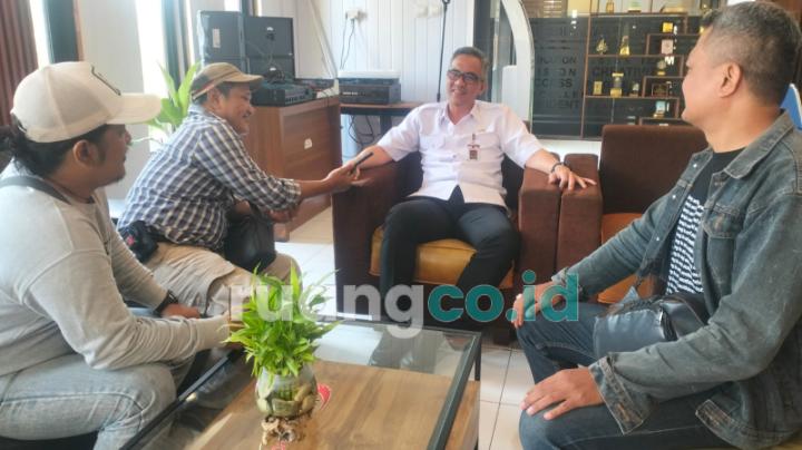 Kepala DMPTSP Kabupaten Sidoarjo, Benny Airlangga, mengaku sudah dua kali menyurati Satpol PP Sidoarjo untuk membongkar atau menurunkan iklan rokok Djarum di lokasi Flyover Jenggolo Buduran, Karena dinyatakan Ilegal perizinannya danelanggar regulasi zona iklan di lingkungan pendidikan. (Din)