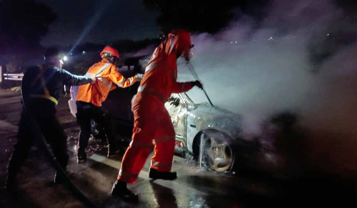 pemadaman mobil terbakar di tol jombang