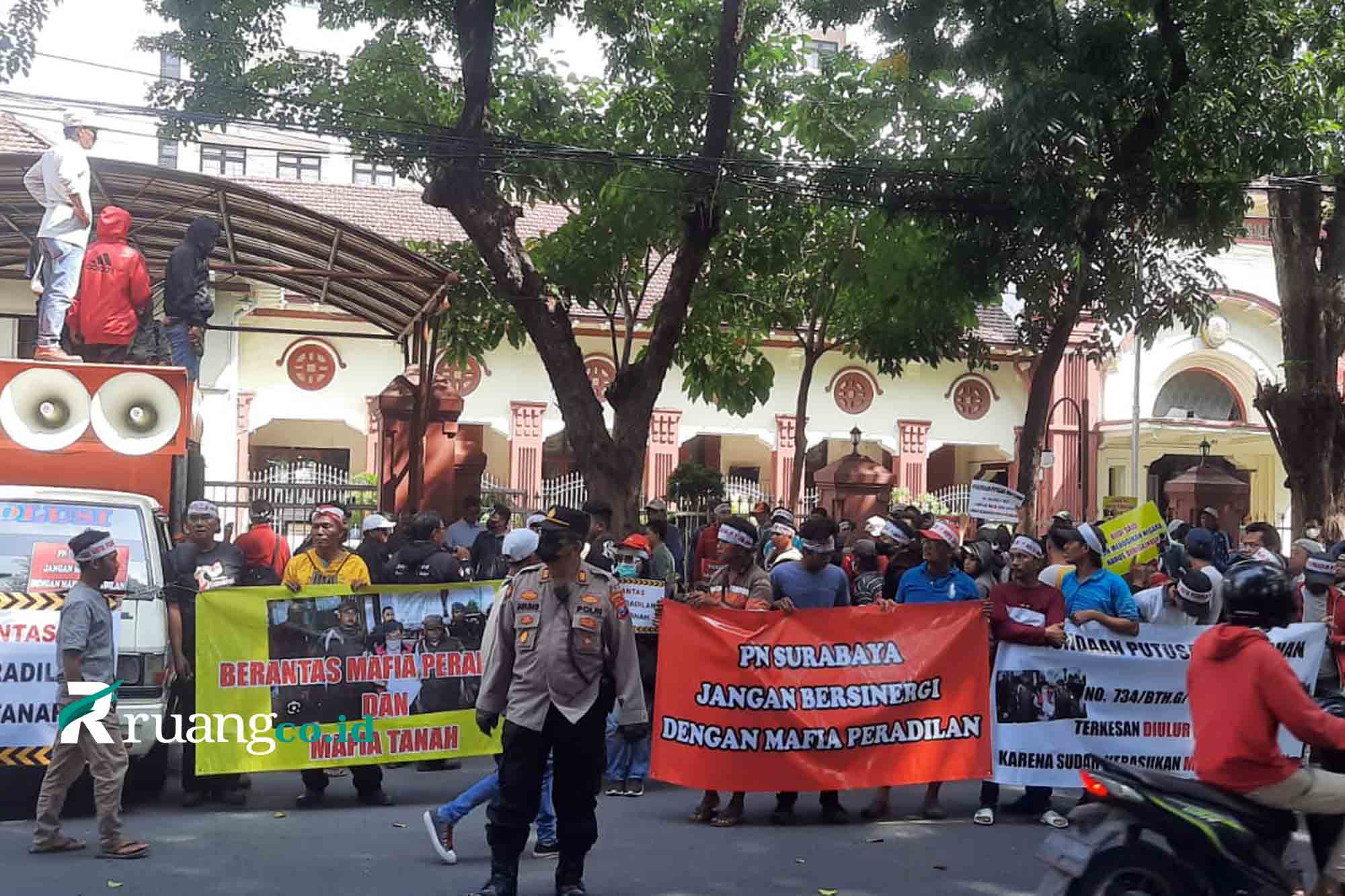 demo pengadilan negeri surabaya