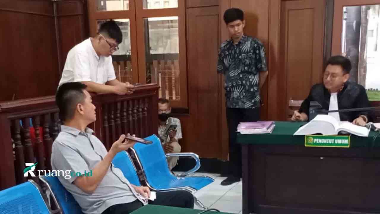 sidang penadah 300 juta