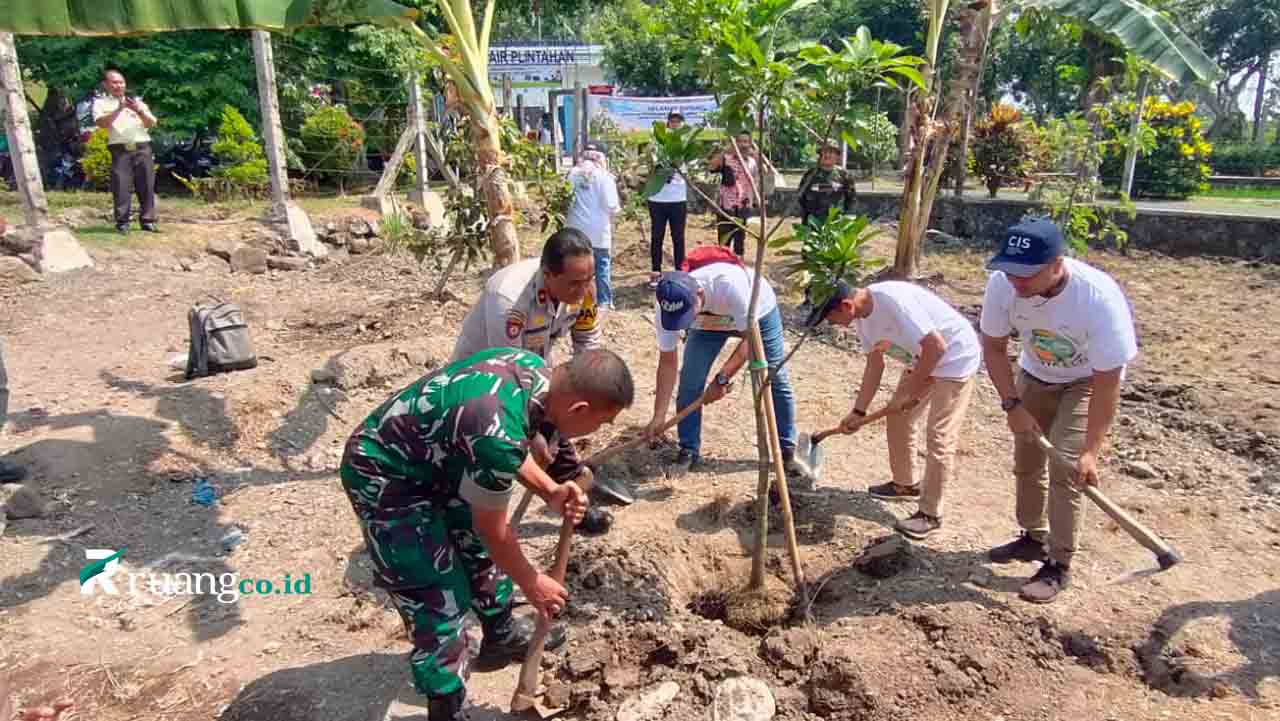 penghijauan PDAM Surya Sembada Kota