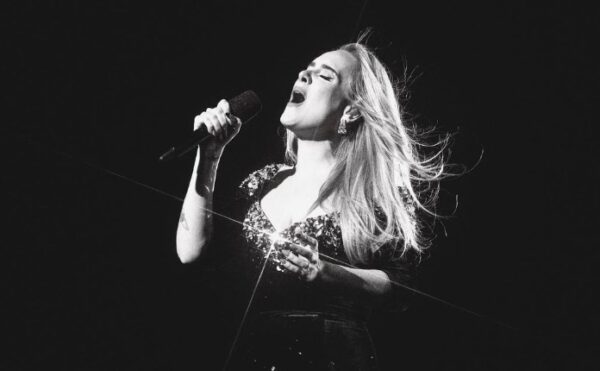 Adele Dalam Konsernya Umumkan Hiatus