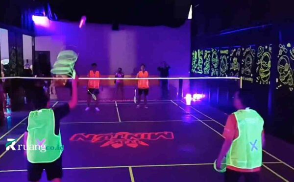 Sensasi serunya bermain bulu tangkis Glow In The Dark Hadir di KOta Surabaya