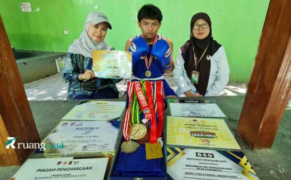 Siswa MTSN 3 Surabaya Muhammad Aby Ramadhan Nusi Juara Tinju Amatir Jawa Timur