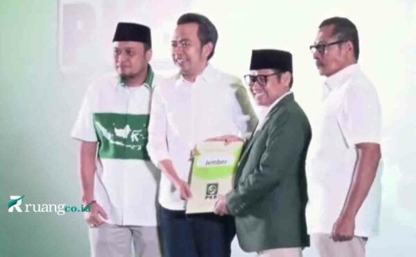 Ketua umum PKB Muhaimin Iskandar Serahkan Dokumen Persetujuan Gus Fawait untuk maju Cabup Jember