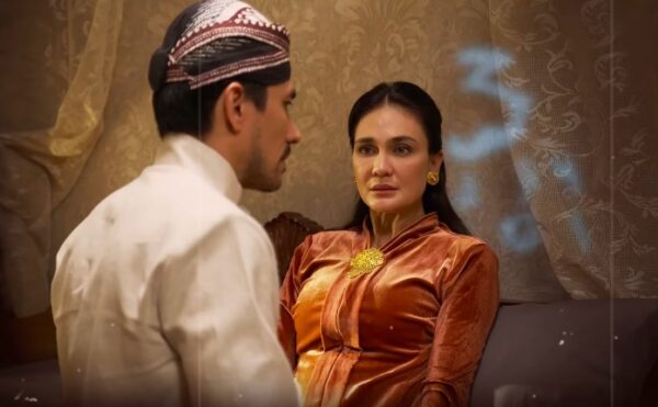 Darius Sinatria (kiri) dan Luna Maya (kanan) dalam salah satu adegan di Film Sumala