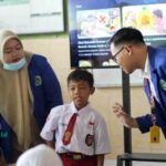 Cara Unik Mahasiswa KKN UMAHA Ajarkan Bahasa Isyarat ke Pelajar SD