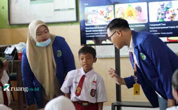 Cara Unik Mahasiswa KKN UMAHA Ajarkan Bahasa Isyarat ke Pelajar SD