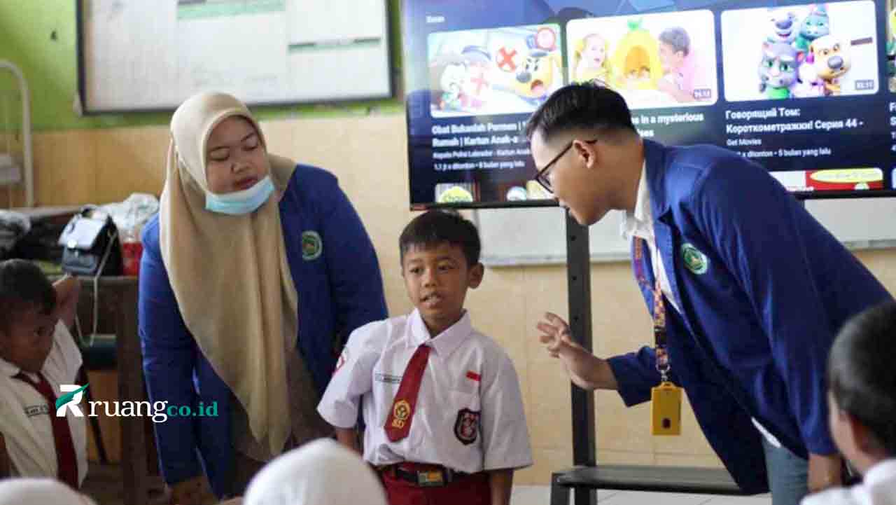 Cara Unik Mahasiswa KKN UMAHA Ajarkan Bahasa Isyarat ke Pelajar SD