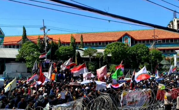 Massa Demo Kawal Putusan MK di depan Gedung DPRD Jatim, Surabaya