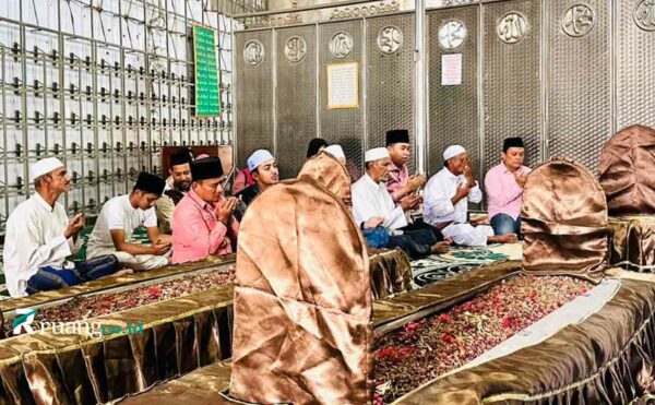 Bacabup Jember Muhammad Fawait Bertawasul Ke Makam Habib Sholeh Sebelum Mendaftar KPU Jember