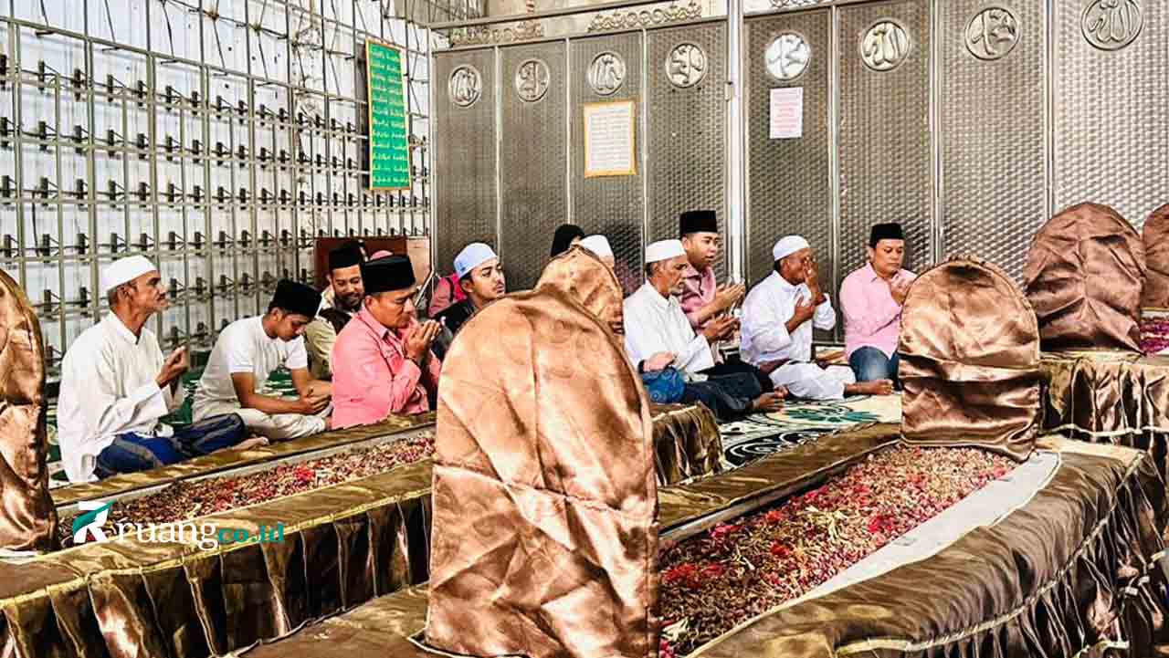 Bacabup Jember Muhammad Fawait Bertawasul Ke Makam Habib Sholeh Sebelum Mendaftar KPU Jember