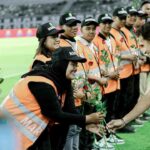 Aksi pembagian bunga ke steward di laga Persebaya vs Dewa United