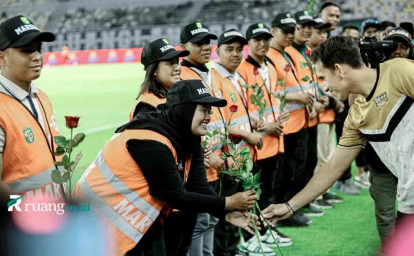 Aksi pembagian bunga ke steward di laga Persebaya vs Dewa United