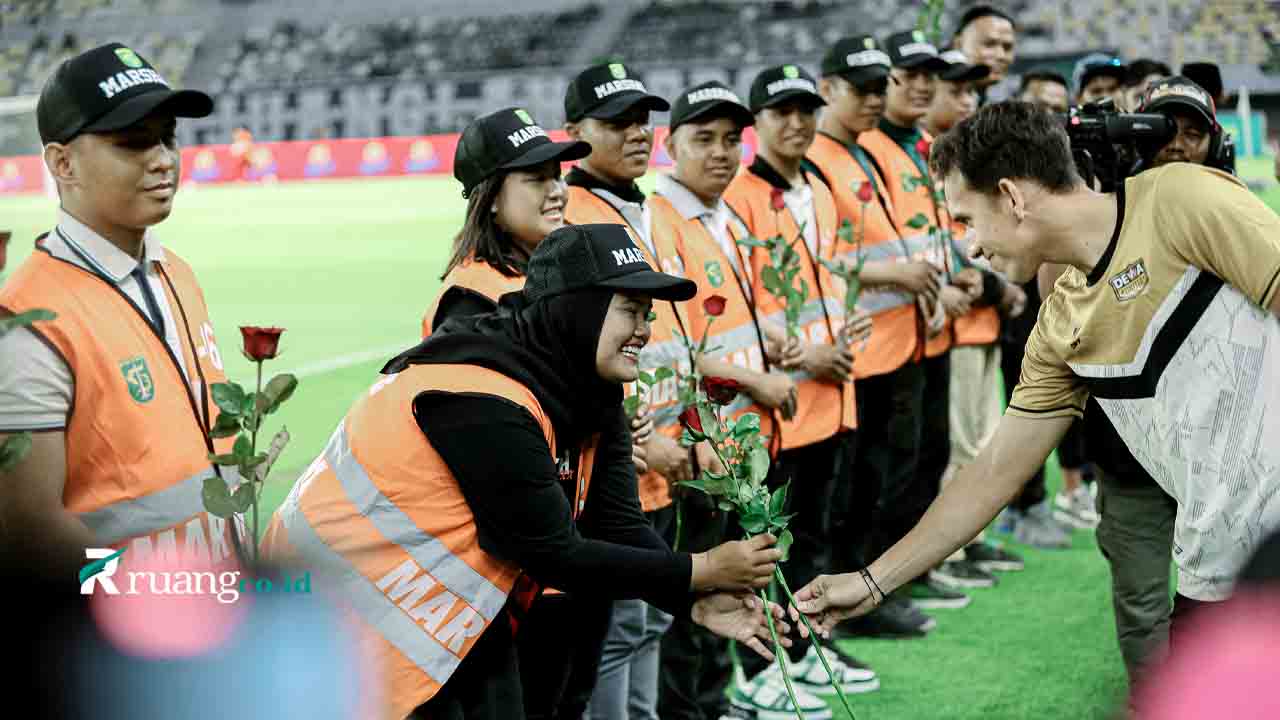 Aksi pembagian bunga ke steward di laga Persebaya vs Dewa United