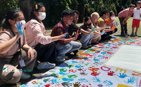 Keseruan Brave Unusa ke-4, Mahasiswa Asing UNUSA Buat Totebag Tie Dye