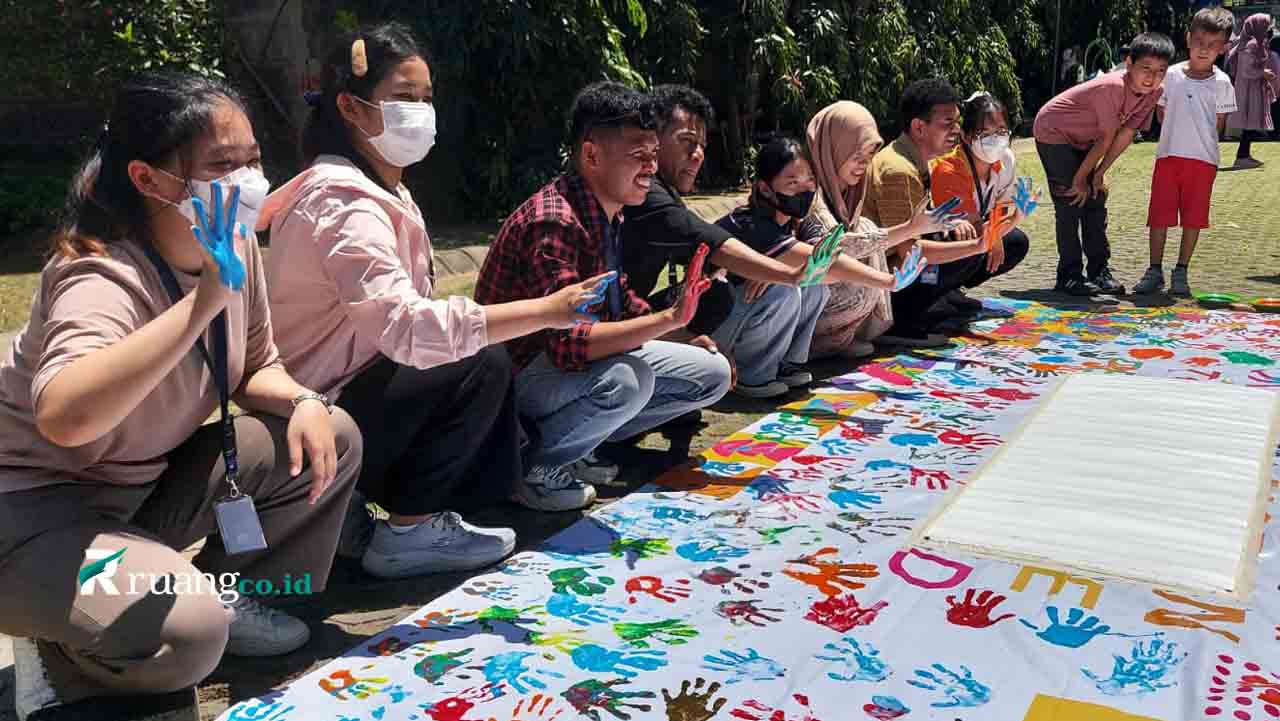 Keseruan Brave Unusa ke-4, Mahasiswa Asing UNUSA Buat Totebag Tie Dye