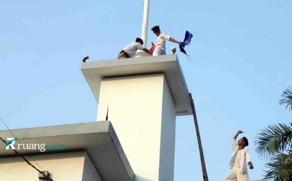 Teaterikal perobekan bendera belanda