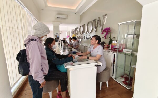 Ms Glow dengan Customer