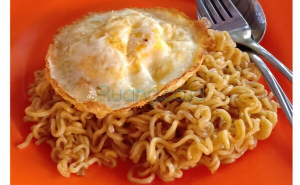 Mie Instan dengan Telur Ceplok