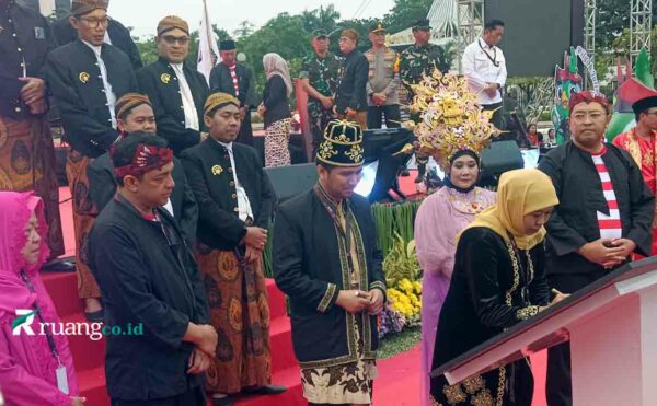 Tiga pasangan calon gubernur dan wakil gubernur Jawa Timur menandatangani deklarasi kampanye damai