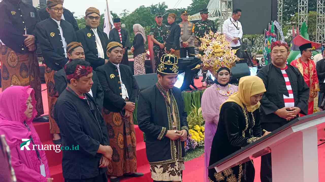 Tiga pasangan calon gubernur dan wakil gubernur Jawa Timur menandatangani deklarasi kampanye damai