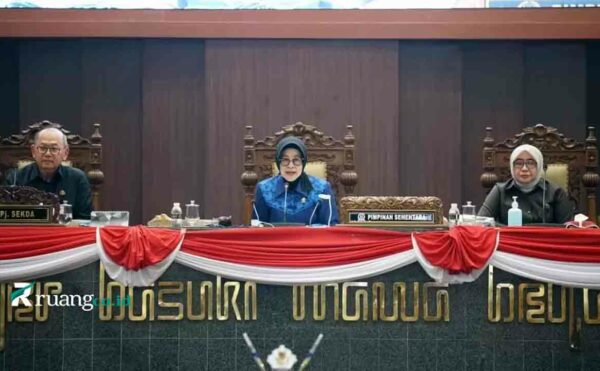 tiga pimpinan definitif DPRD Jatim