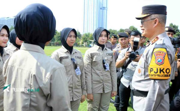 Polda jatim serahkan 113 personel Walpri pilkada jatim 2024