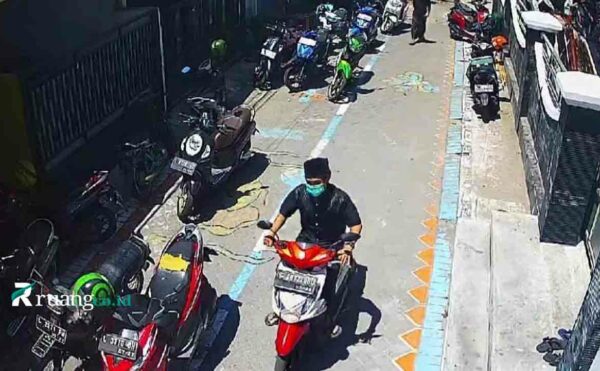 Terakam CCTV, Pulang Salat Jumat Pria Ini malah Gondol Motor Jemaah