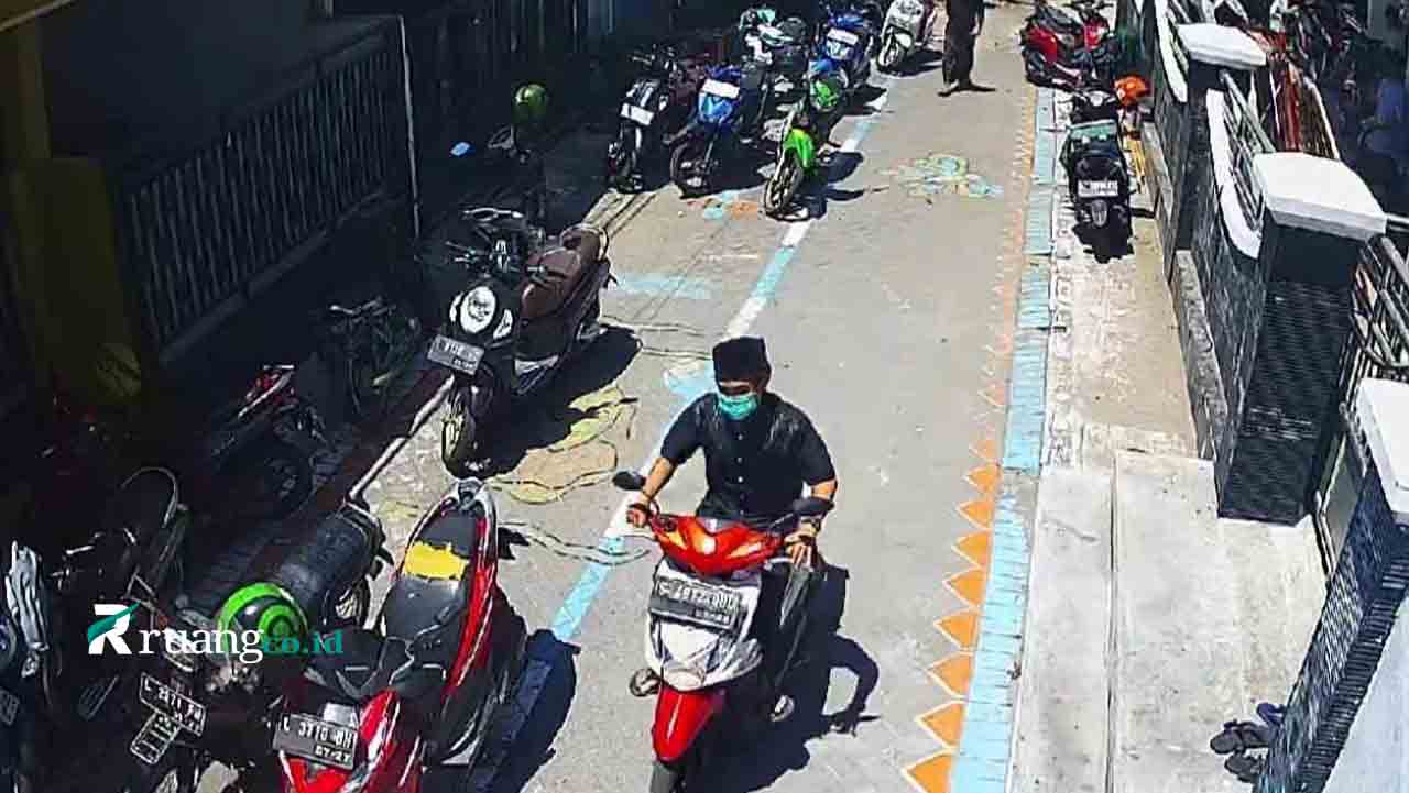 Terakam CCTV, Pulang Salat Jumat Pria Ini malah Gondol Motor Jemaah