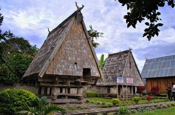 Rumah adat Slawesi Tengah