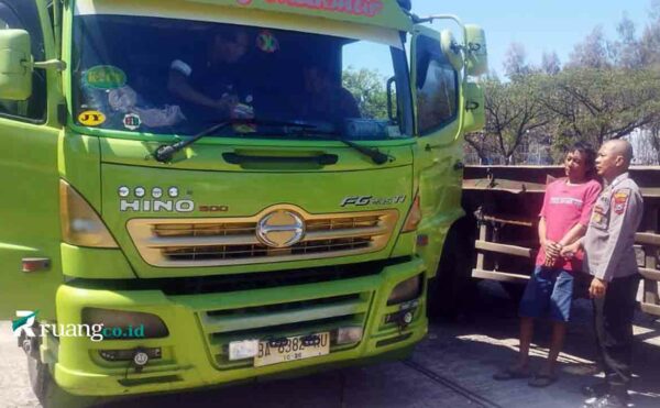 PJR Polda Jatim Gerebek Sopir Truk di Tol Kebomas Gresik