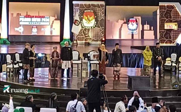 Debat perdana Pilgub Jatim 2024