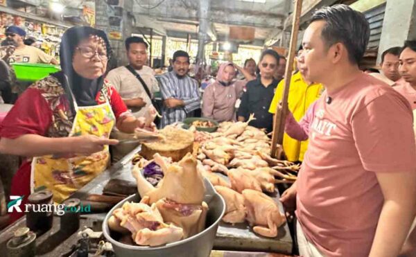 Calon Bupati Jember Gus Fawait Blusukan Pasar Tanjung Jember